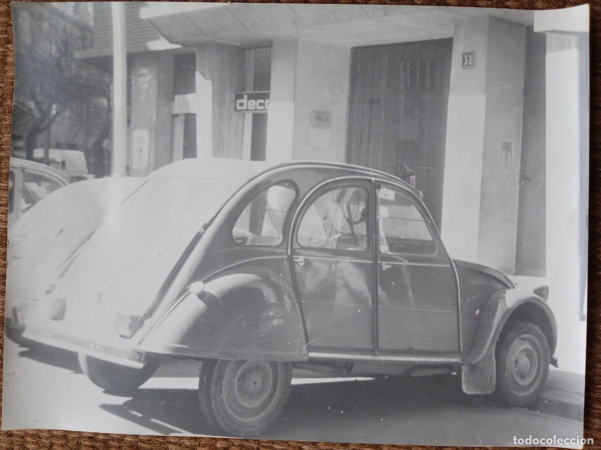 Fotograf&iacute;a antigua: Citro&euml;n 2CV - coche antiguo