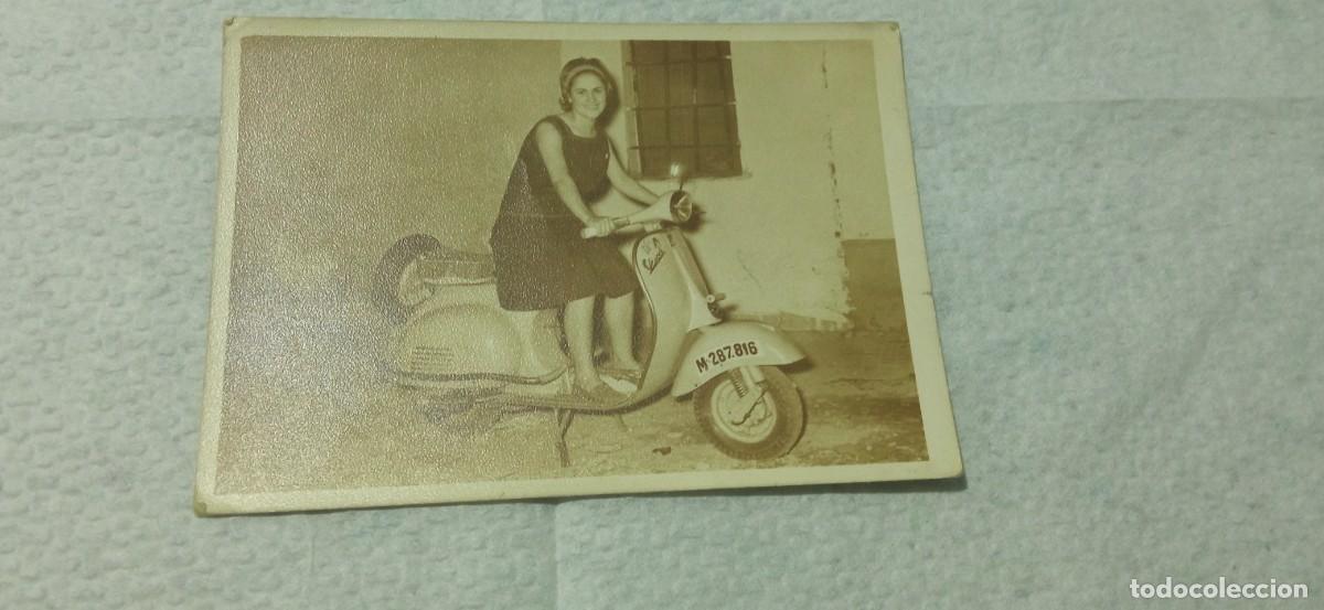 Fotograf&iacute;a antigua: FOTOGRAFIA ANTIGUA MUJER MONTADA EN VESPA 7,5 X 10,5 CMS.