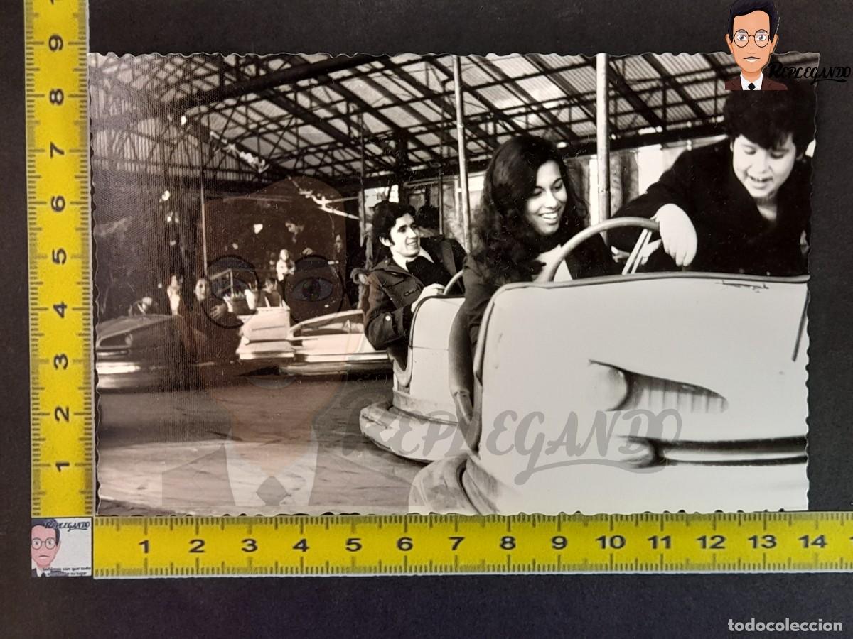 Fotografia antica: CHICA JOVEN Y NI&Ntilde;O EN COCHES DE CHOQUE - FOTO ANTIGUA EN BLANCO Y NEGRO A&Ntilde;OS 60/70 - FERIA ESPA&Ntilde;A