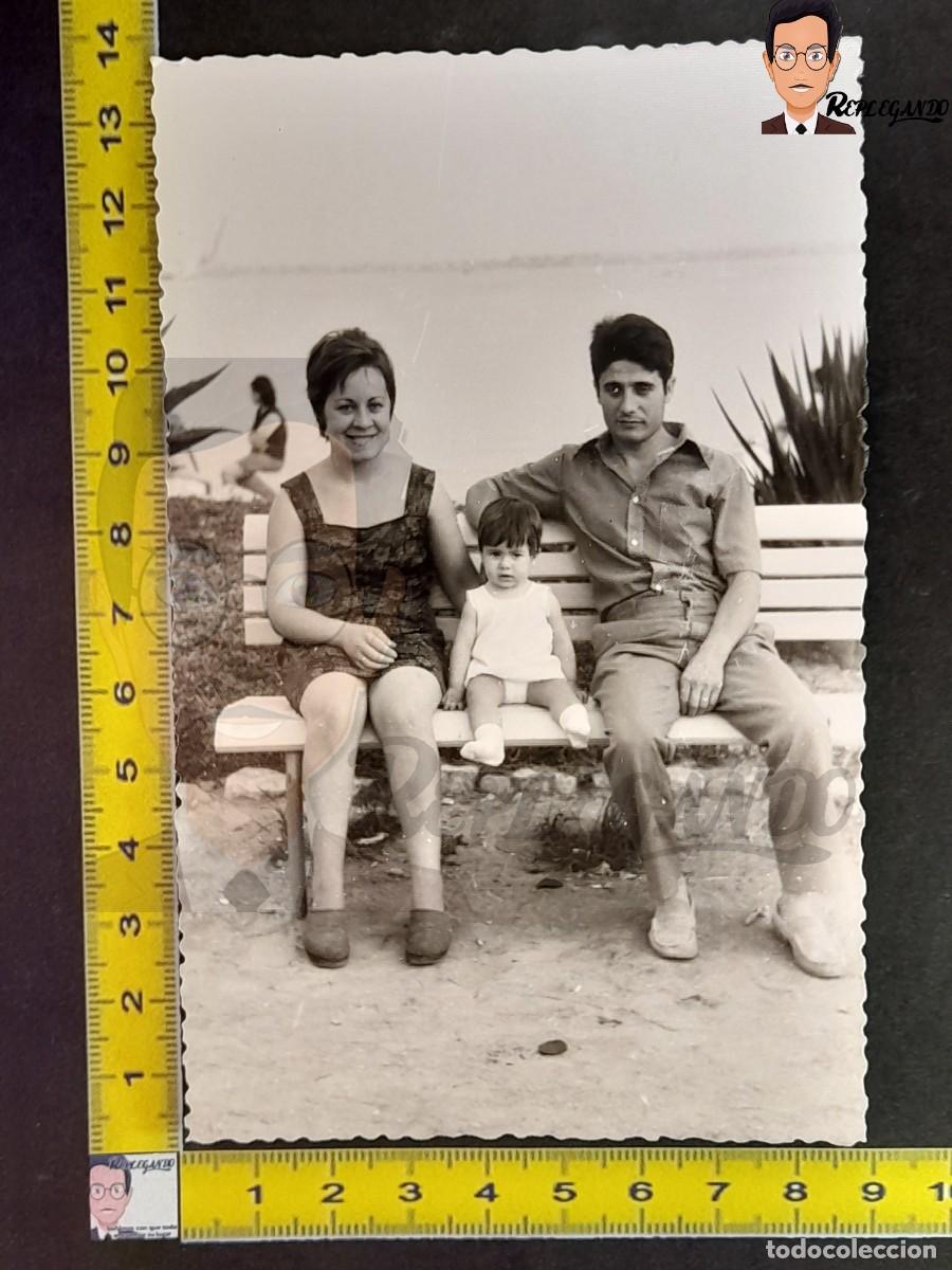 Antique Photography: MUJER, NI&Ntilde;A Y HOMBRE SENTADOS EN BANCO - FAMILIA / FOTO ANTIGUA EN BLANCO Y NEGRO A&Ntilde;OS 70 - ESPA&Ntilde;A