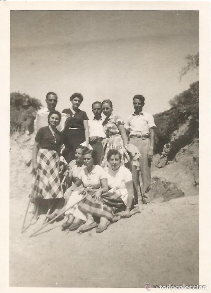Fotograf&iacute;a antigua: :::: C381 - FOTOGRAFIA - GRUPO DE AMIGOS - 1954