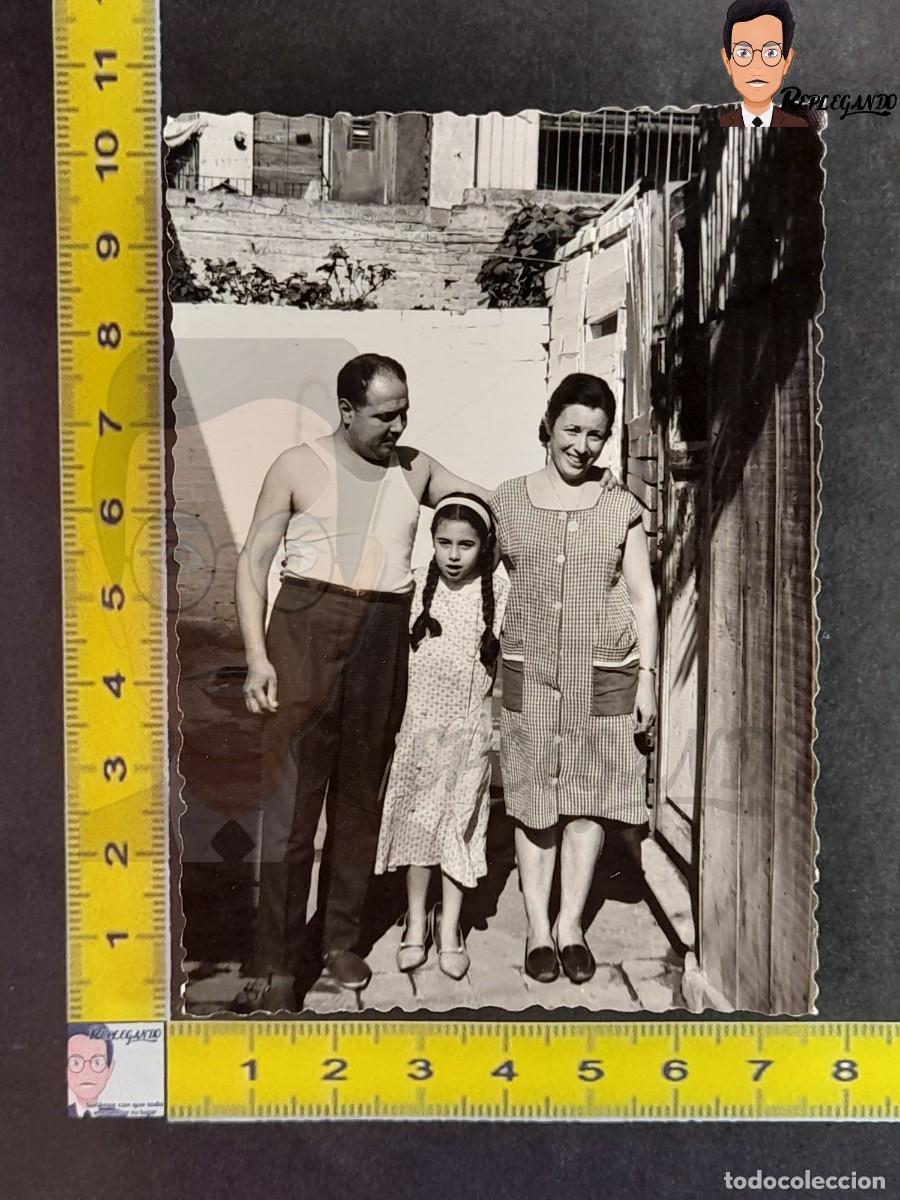 Fotograf&iacute;a antigua: LA FAMILIA PERFECTA - FOTO ANTIGUA BLANCO Y NEGRO A&Ntilde;OS 60/70 - HOMBRE CAMISETA TIRANTES COLETAS NI&Ntilde;A