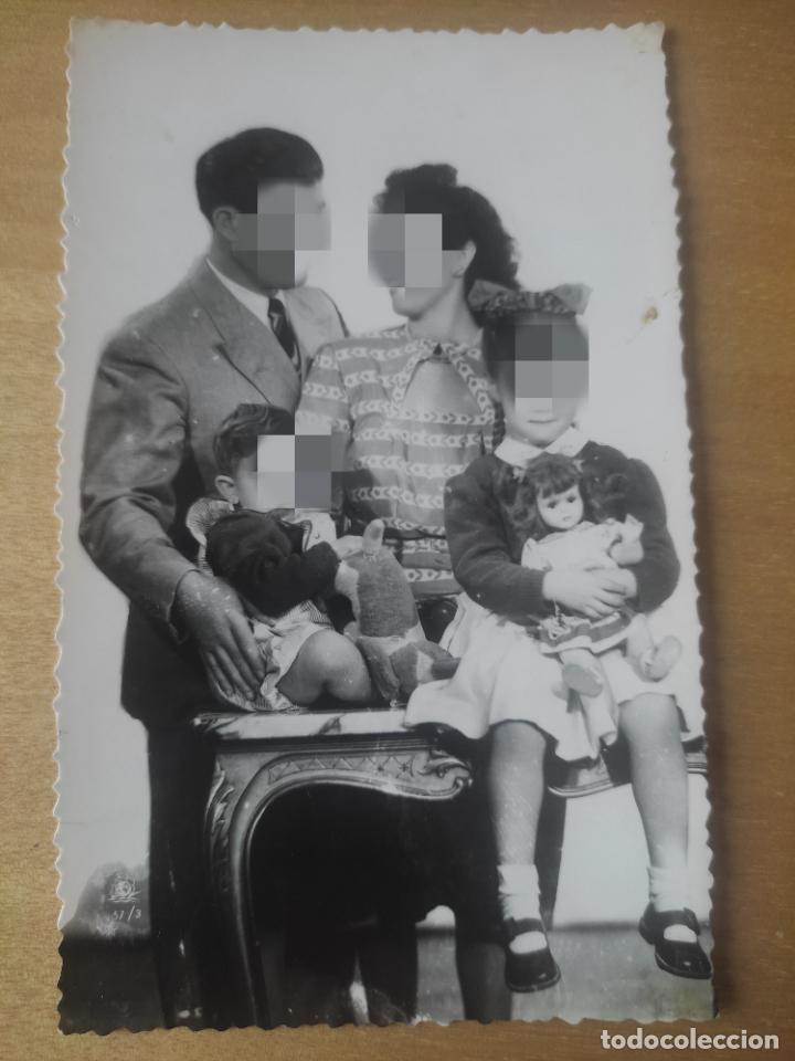 Fotografia antica: FAMILIA FOTO ESTUDIO NI&Ntilde;A CON MU&Ntilde;ECA CREO MARIQUITA PEREZ DORSO ESCRITO TAMA&Ntilde;O POSTAL