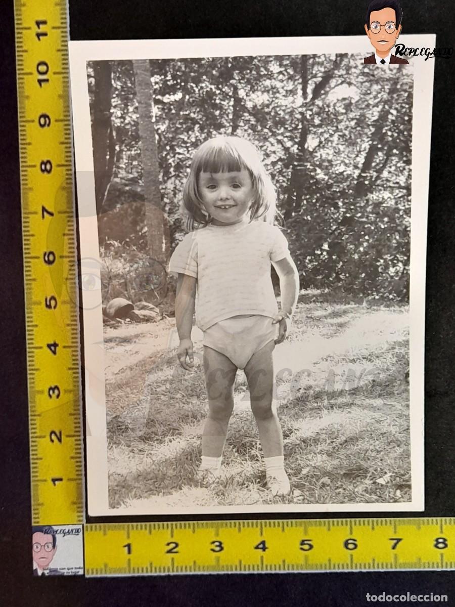 Fotograf&iacute;a antigua: SIMPATICA NI&Ntilde;A CON PA&Ntilde;ALES SONRIENDO / FOTO ANTIGUA EN BLANCO Y NEGRO - A&Ntilde;OS 50 - ESPA&Ntilde;A INFANCIA
