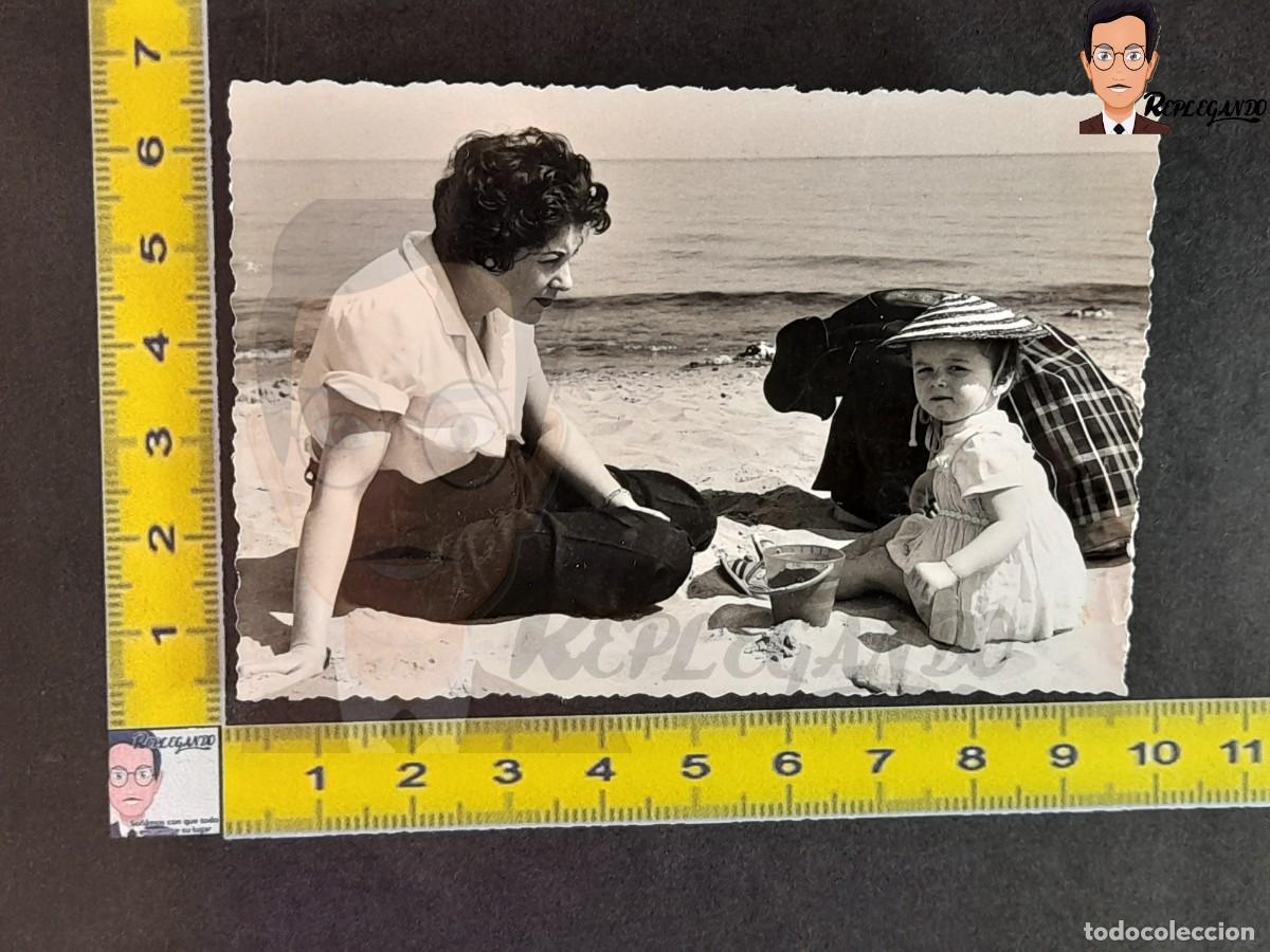 Antique Photography: MADRE E HIJA EN LA PLAYA - FOTO ANTIGUA A&Ntilde;OS 60 - MUJER Y NI&Ntilde;A GORRO ORIENTAL MAR