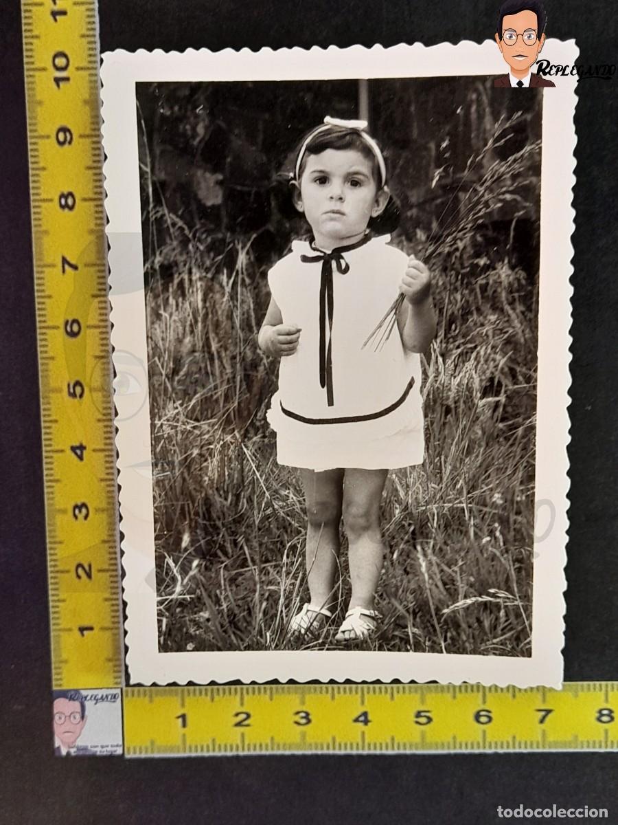 Fotograf&iacute;a antigua: NI&Ntilde;A CON VESTIDO LAZO Y ESPIGA / FOTO ANTIGUA EN BLANCO Y NEGRO - A&Ntilde;OS 60 - ESPA&Ntilde;A INFANCIA