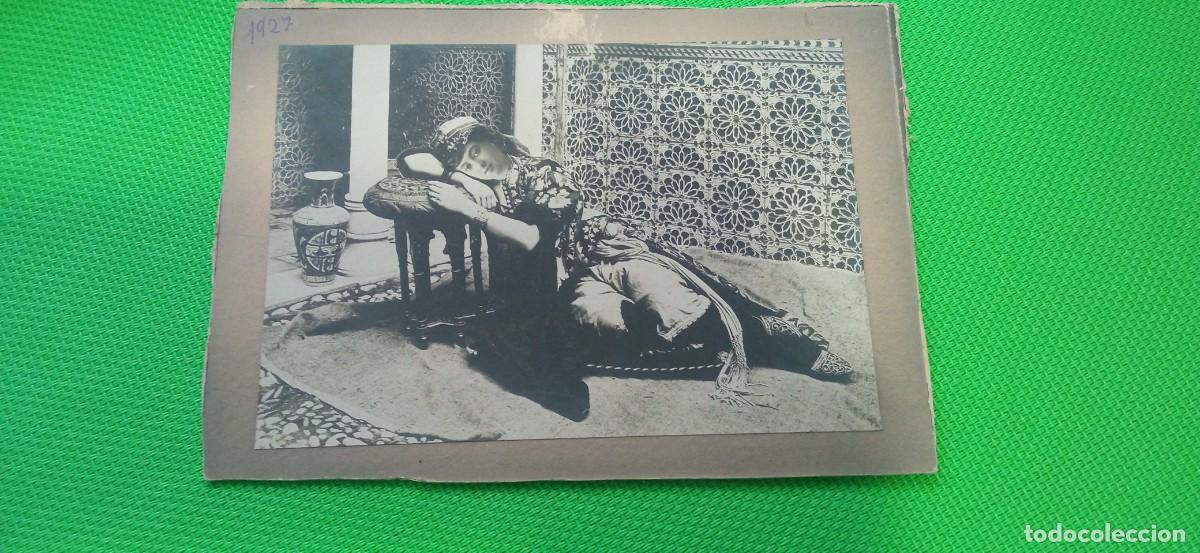 Fotograf&iacute;a antigua: FOTOGRAFIA ANTIGUA POSADO MUJER PATIO GRANADINO 11 X 15,5 CMS. LA FOTO 1927