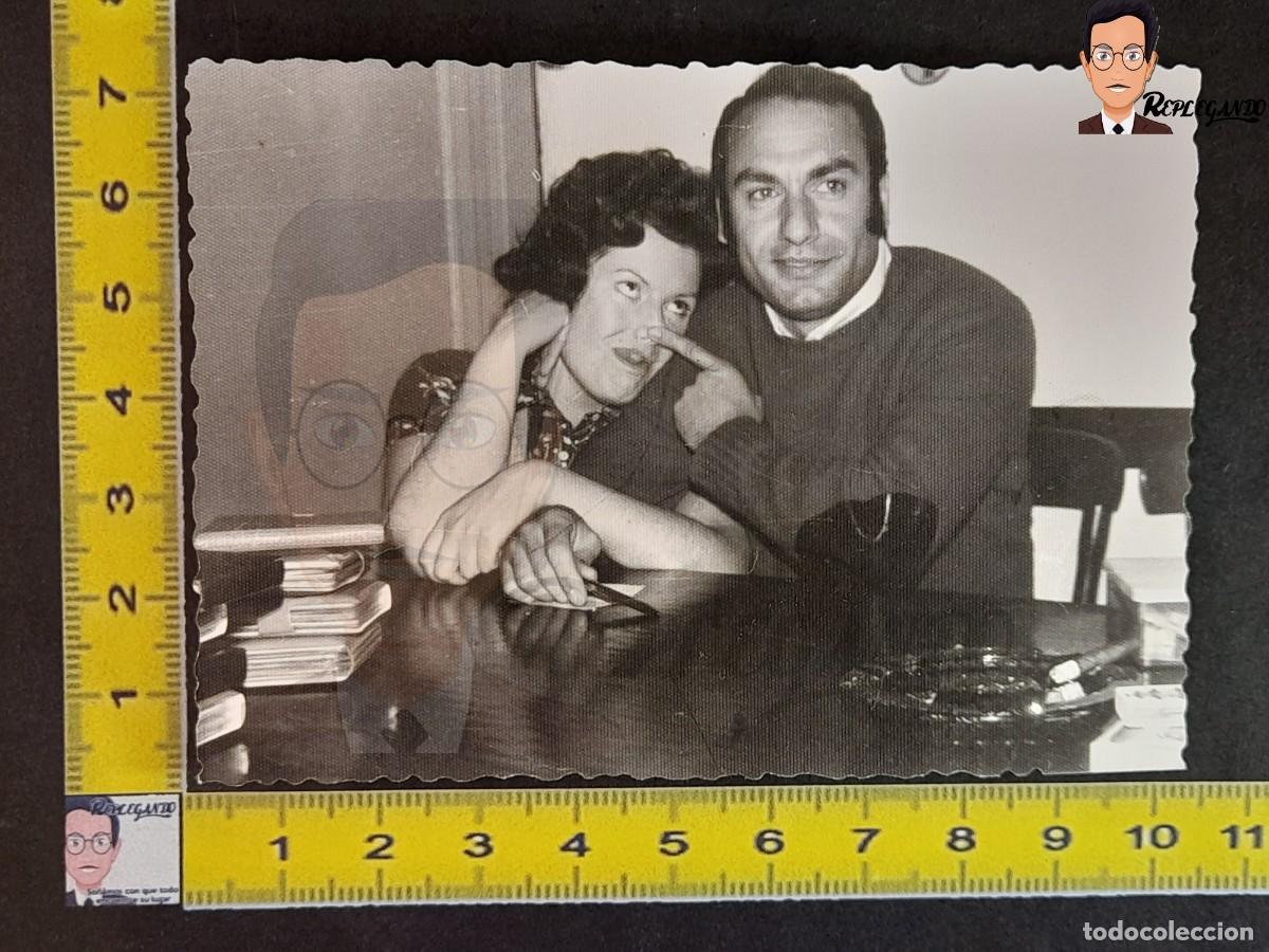 Fotograf&iacute;a antigua: JOVEN PAREJA HACIENDO EL TONTO / CHICA Y CHICO ENAMORADOS / FOTO ANTIGUA BLANCO NEGRO A&Ntilde;OS 60 ESPA&Ntilde;A