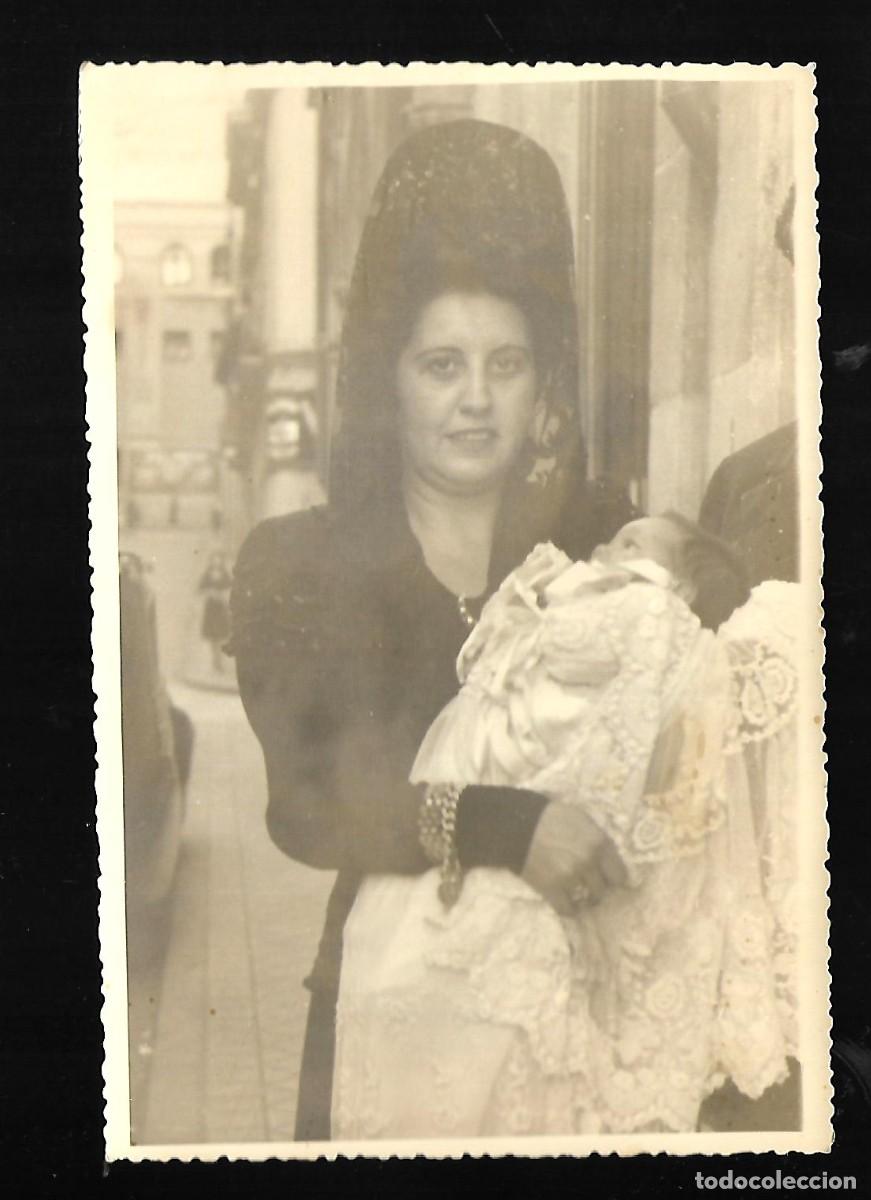Alte Fotografie: E42- ANTIGUA FOTOGRAFIA DE - DAMA CON PEINETA Y MANTILLA Y NI&Ntilde;A- FOTO -AUMENTE- MADRID- 12-10-1.945