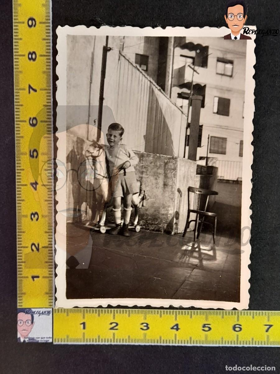 Fotograf&iacute;a antigua: NI&Ntilde;O CON SU CABALLO DE JUGUETE EN UNA TERRAZA / FOTO ANTIGUA BLANCO NEGRO - A&Ntilde;OS 40/50 - CABALLITO