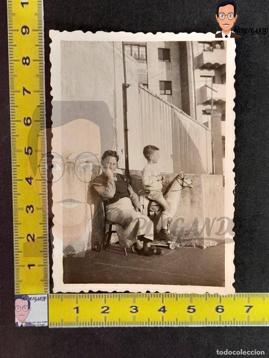 Fotograf&iacute;a antigua: MUJER Y NI&Ntilde;O CON SU CABALLO DE JUGUETE EN TERRAZA / FOTO ANTIGUA BLANCO NEGRO A&Ntilde;OS 40/50 - CABALLITO