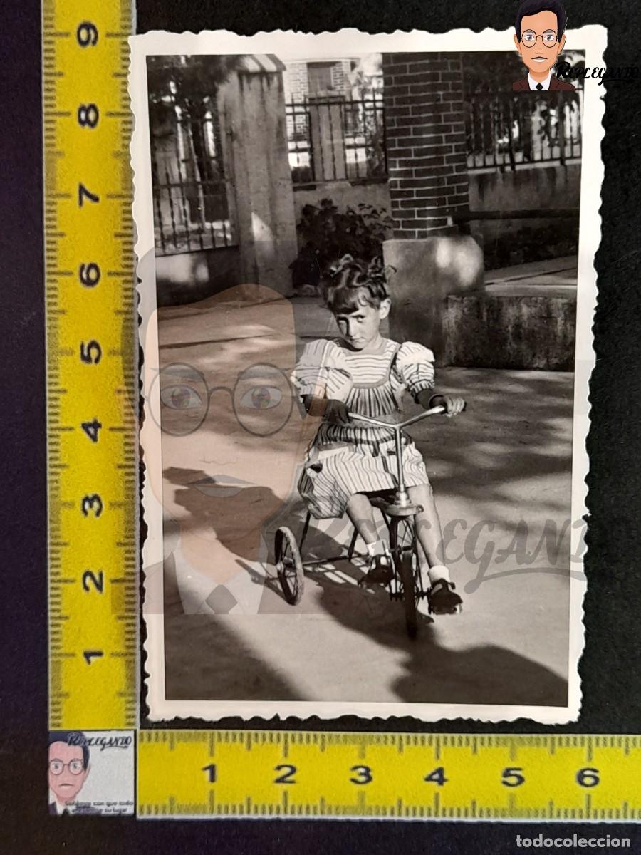 Fotograf&iacute;a antigua: NI&Ntilde;A CON SU TRICICLO A PEDALES - FOTO ANTIGUA A&Ntilde;O 1948 - JUGUETE INFANCIA BICI CASTELLDEFELS