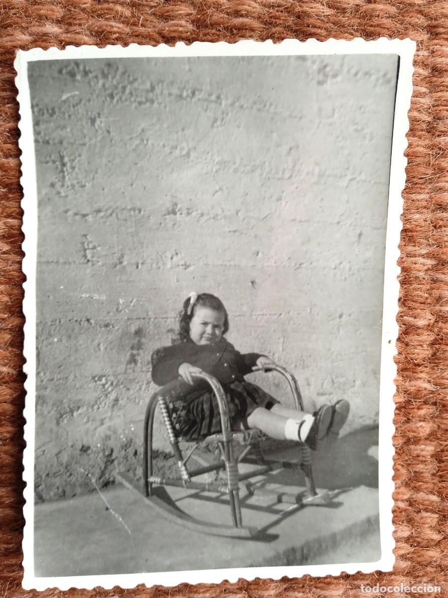 Fotograf&iacute;a antigua: NI&Ntilde;A SOBRE MECEDORA - Foto 1