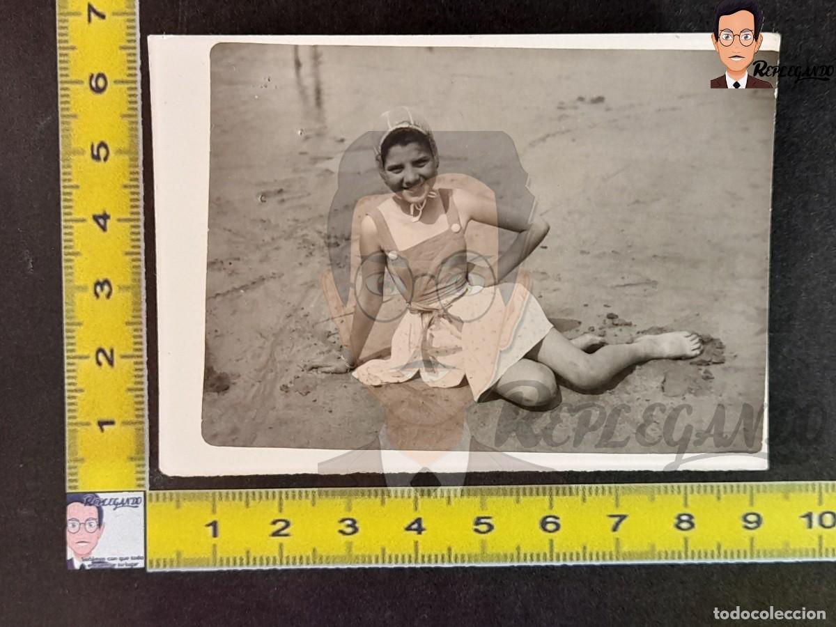 Fotografia antiga: NI&Ntilde;A CON GORRO DE BA&Ntilde;O POSANDO EN ARENA PLAYA - FOTO ANTIGUA EN BLANCO Y NEGRO A&Ntilde;OS 40 - ESPA&Ntilde;A
