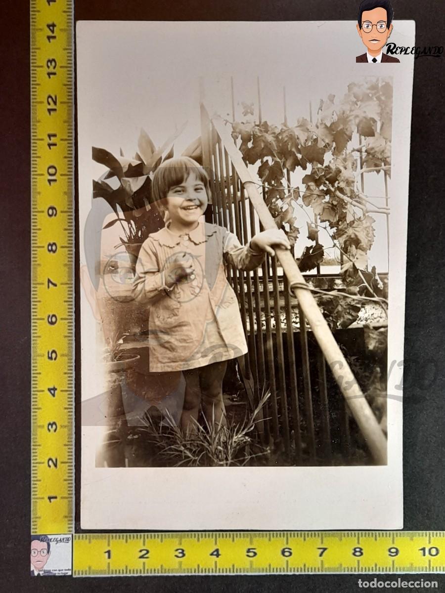 Fotograf&iacute;a antigua: SIMP&Aacute;TICA NI&Ntilde;A SONRIENDO EN ESCALERA / JARD&Iacute;N PARRA / FOTO POSTAL ANTIGUA A&Ntilde;OS 50 - INFANCIA ESPA&Ntilde;A