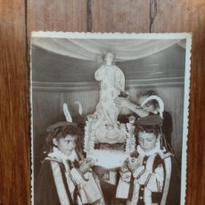 Fotografía antigua: FOTOGRAFÍA ANTIGUA NIÑOS Y PASO RELIGIOSO INFANTIL. 1955
