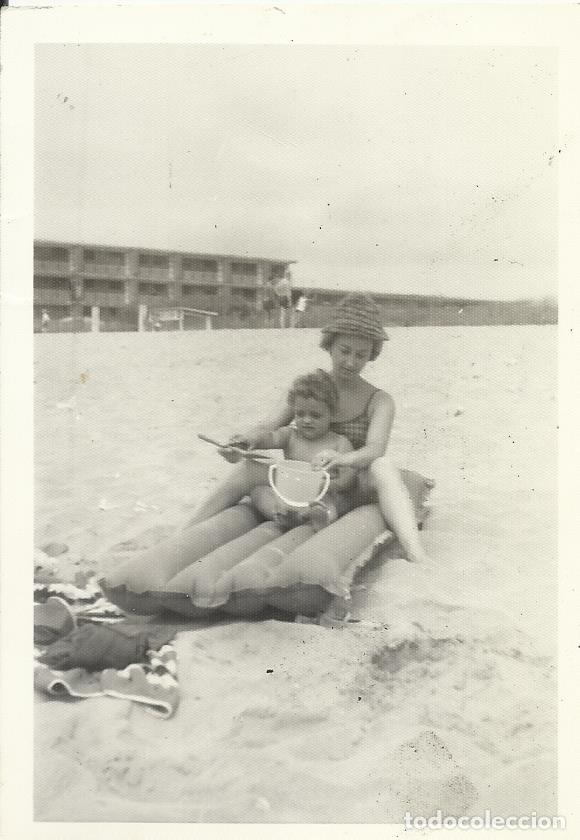 Fotografia antiga: Madre y ni&ntilde;o encima de inflabe. Arena de playa. 1968. 10,5x7,5 cm. Costa catalana.