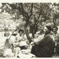 Fotografía antigua: GRUPO FAMILIAR EN COMIDA CAMPESTRE. NIÑA BEBIENDO DE UN PORRÓN. 1940. PAPEL REGTOR. 6X9 CM.
