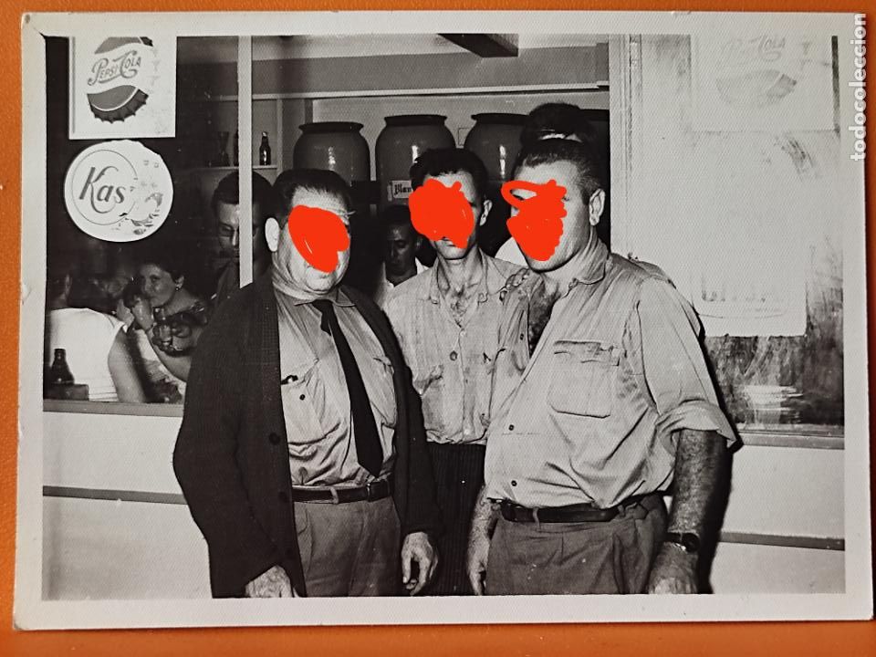 Fotograf&iacute;a antigua: PEGASO TRABAJADORES A&Ntilde;OS 60 PUBLICIDAD PEPSI Y KAS REFRESCO FOTO PARTICULAR 10,4 X 7,5 CMS
