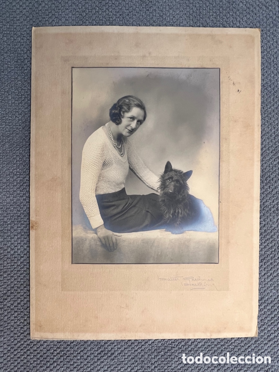 Photographie ancienne: LA SE&Ntilde;ORA DEL CAN. Fotograf&iacute;a retocada al carboncillo.. Francia Abril de 1933