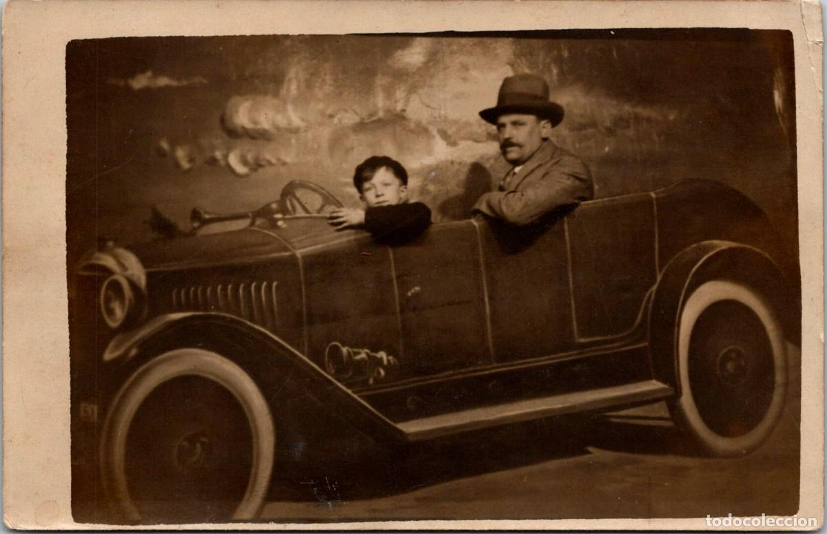 Fotograf&iacute;a antigua: Antigua Fotograf&iacute;a - Fantas&iacute;a - Padre e Hijo en Coche de &Eacute;poca - Sin fechar ni ubicar - 139x90mm