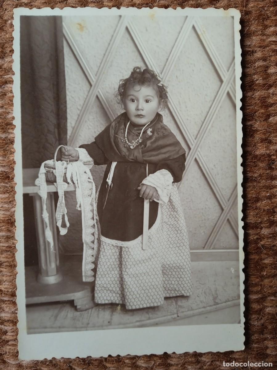 Fotograf&iacute;a antigua: &iquest;NI&Ntilde;A CON TRAJE REGIONAL?