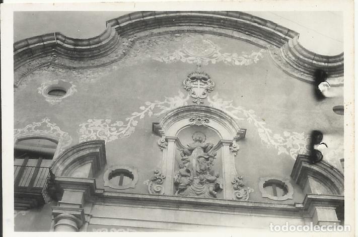 Fotograf&iacute;a antigua: Fachada barroca con l&iacute;neas curvas. Iglesia Catalunya. 1940. 6x9 cm.
