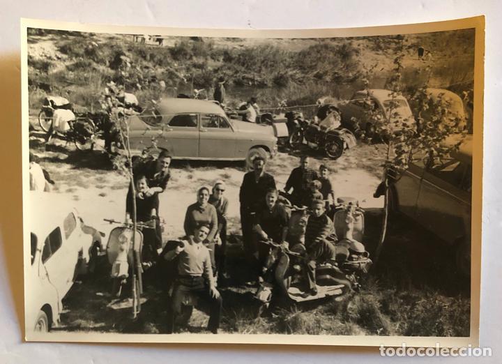 Fotograf&iacute;a antigua: LOTE 3 FOTOGRAFIAS ORIGINALES, EXCURSION GRUPO DE MOTEROS EN VESPA