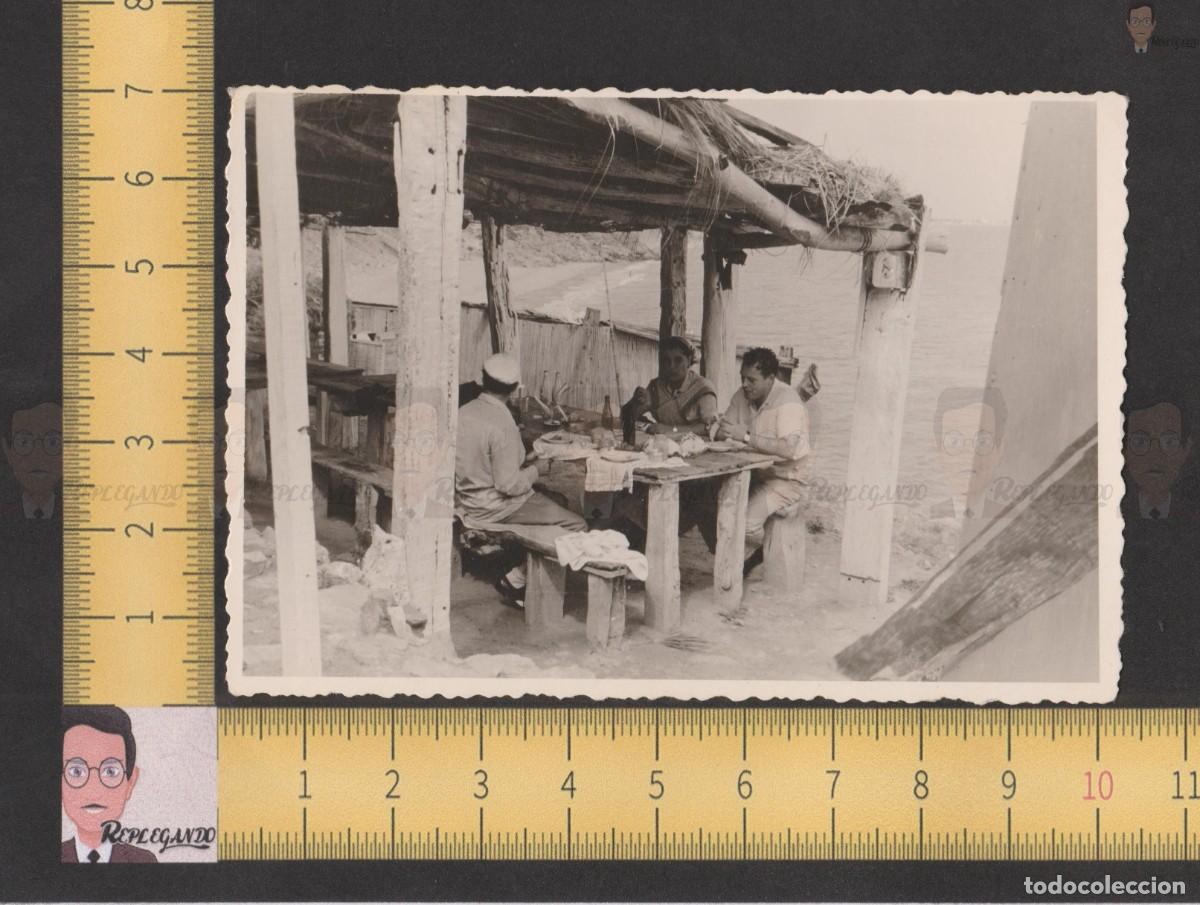 Photographie ancienne: PICNIC JUNTO AL MAR - CHIRINGUITO PLAYA ESPA&Ntilde;A - FOTO ANTIGUA BLANCO Y NEGRO A&Ntilde;OS 60 - COMIDA