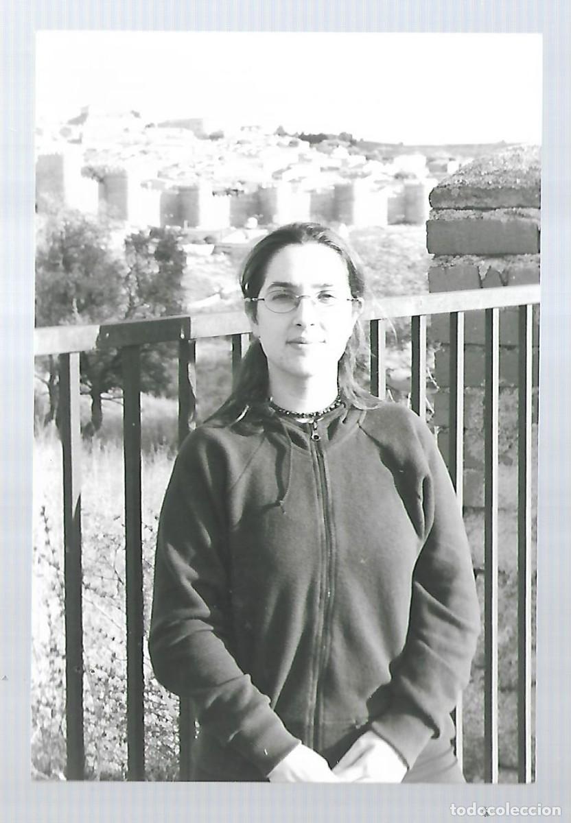 Fotograf&iacute;a antigua: ER- FOTOGRAFIA ANTIGUA DE UNA JOVEN HACIENDO TURISMO DE TRAS LAS MURALLAS DE AVILA