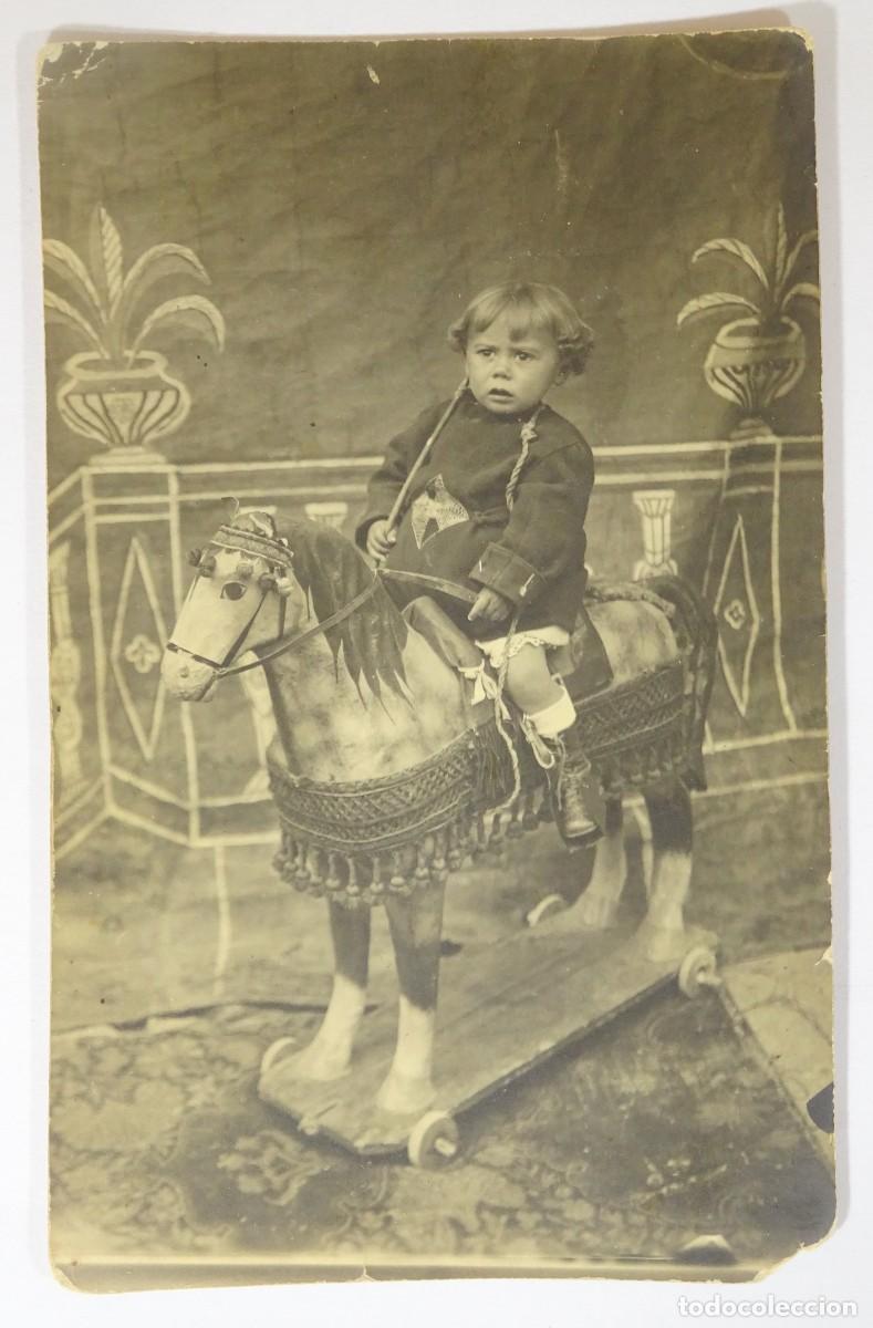 Photographie ancienne: ANTIGUA TARJETA POSTAL FOTOGR&Aacute;FICA DE ESTUDIO, NI&Ntilde;A CON CABALLO DE JUGUETE, VER FOTOS