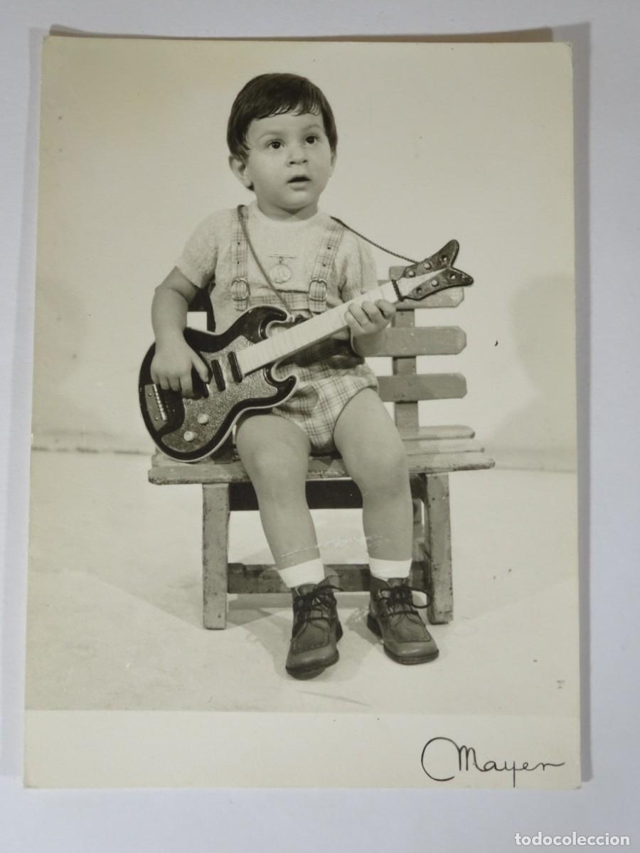 Fotografia antica: ANTIGUA FOTOGRAF&Iacute;A DE ESTUDIO, NI&Ntilde;O CON GUITARRA JUGUETE, VER FOTOS