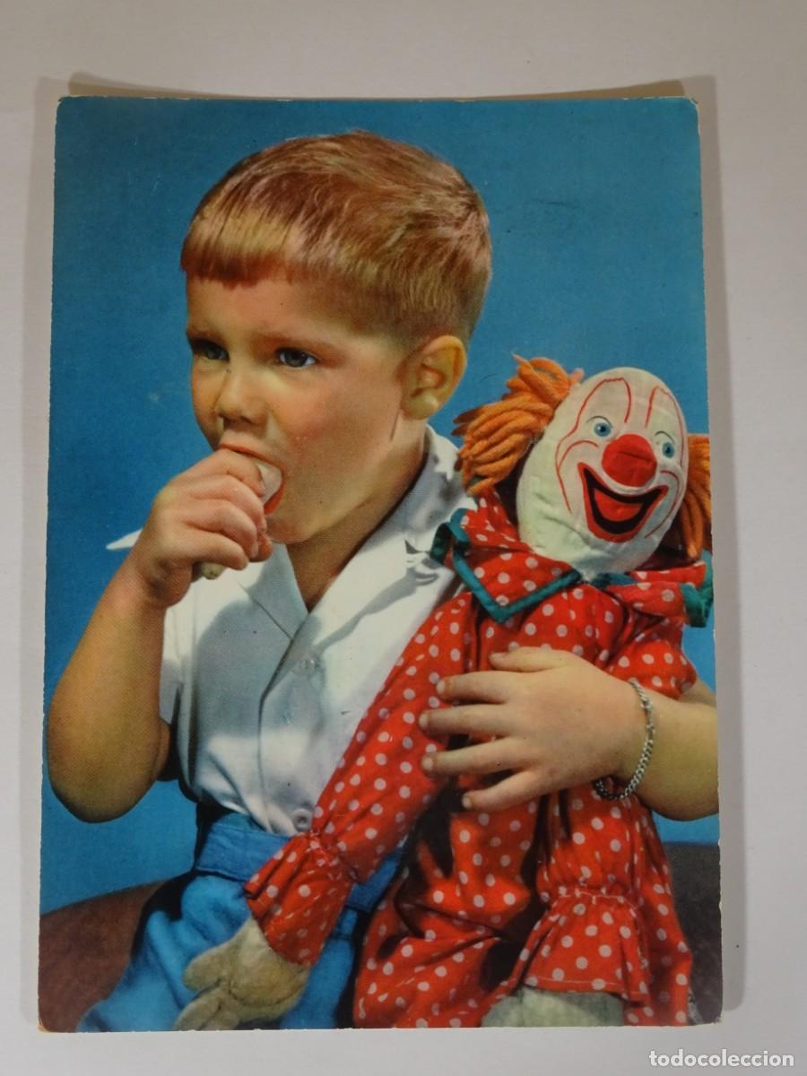 Photographie ancienne: ANTIGUA TARJETA POSTAL FOTOGR&Aacute;FICA , NI&Ntilde;O CON MU&Ntilde;ECO PAYASO, VER FOTOS