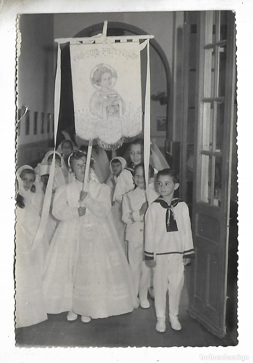 Fotografia antiga: M22- FOTOGRAFIA ANTIGUA- NI&Ntilde;OS DE COMUNION CON UN ESTANDARTE - FOTO - - - -