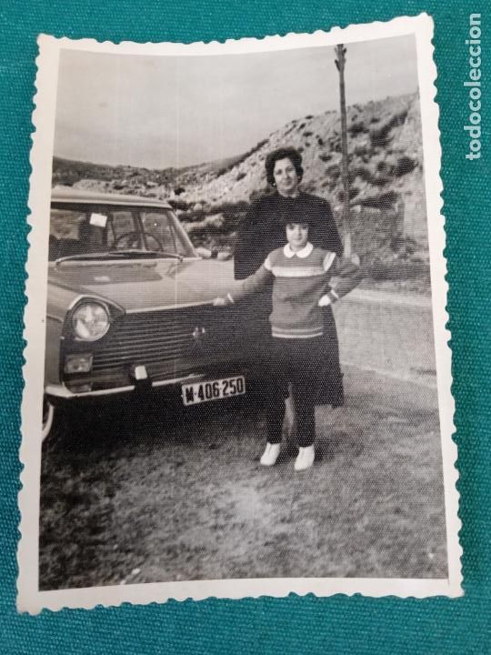 Alte Fotografie: UNA NI&Ntilde;A Y UNA SE&Ntilde;ORA JUNTO A UN SEAT 1500 - 10 X 7.3 cm.
