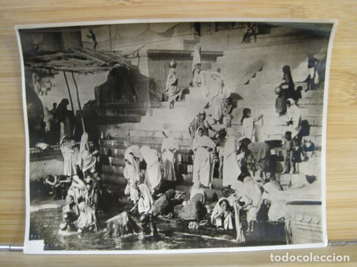 Fotograf&iacute;a antigua: BENARES-HORA DEL BA&Ntilde;O-FOTOGRAFIA ANTIGUA-SELLO EN SECO ARXIU MAS-VER FOTOS-(K-9274)