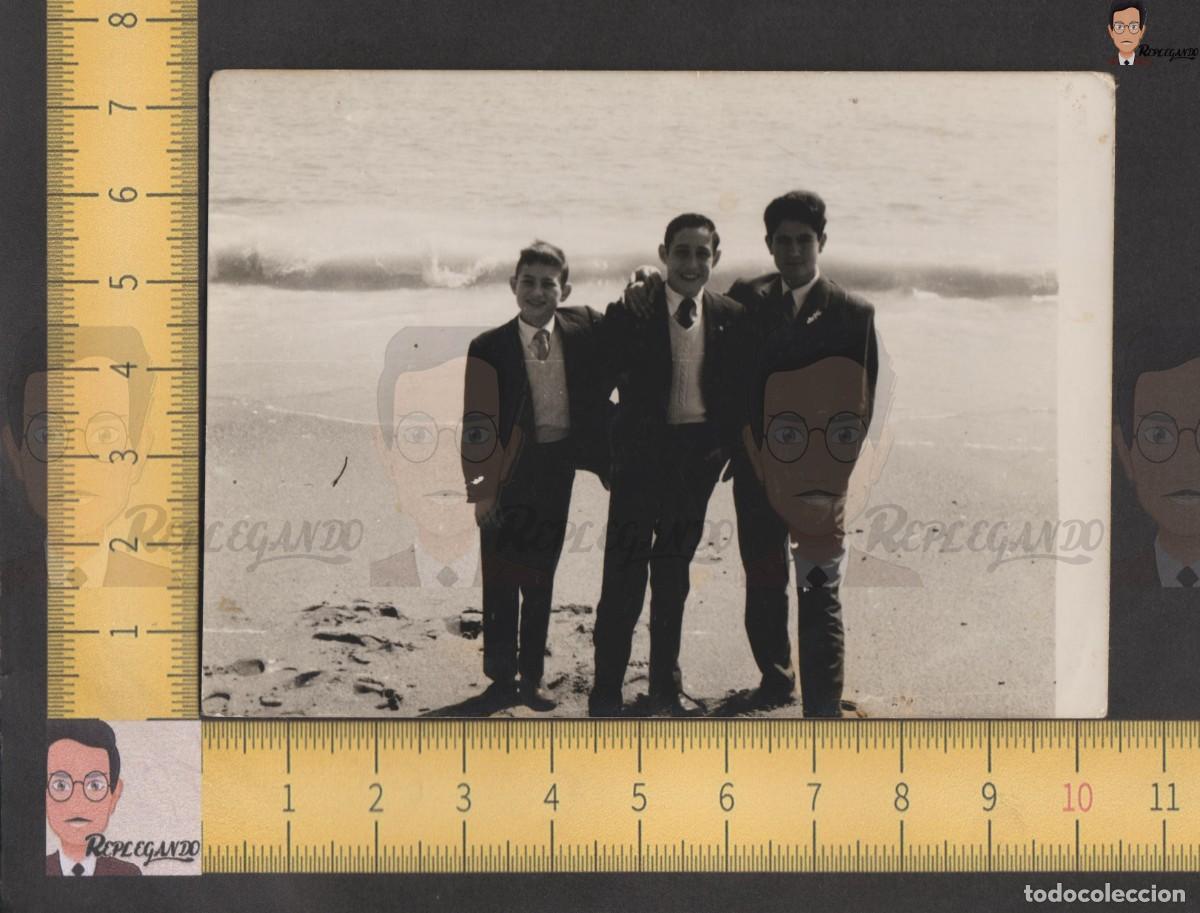 Photographie ancienne: TRES AMIGOS JUNTO AL MAR / NI&Ntilde;OS EN PLAYA / FOTO ANTIGUA EN BLANCO Y NEGRO A&Ntilde;OS 50 / ESPA&Ntilde;A INFANCIA
