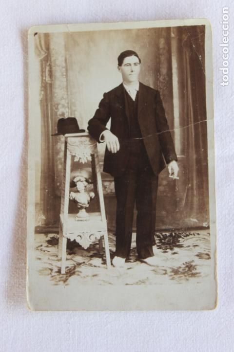 Fotograf&iacute;a antigua: FOTOGRAFIA SE&Ntilde;OR FUMANDO EN POSE Y SOMBRERO, SIN AUTOR A&Ntilde;OS 20