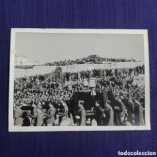 Fotografía antigua: ENTIERRO DE JOSE ANTONIO PRIMO DE RIVERA,LA COMITVA A SU PASO POR KA CIUDAD UNIVERSITARIA, MADRID.... Lote 401218384