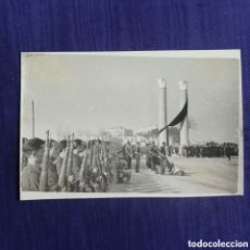 Fotografía antigua: TRASLADO DE LOS RESTOS DE JOSE ANTONIO PRIMO DE RIVERA, GUERRA CIVIL, CAMARADAS DEL S.E.U.. Lote 401218979