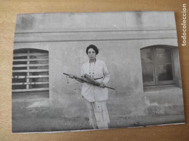 Alte Fotografie: DAMA TRAJE QUIMONO SOMBRILLA FOTO PARTICULAR CA 1920 PAPEL POSTAL 9 X 6,2 CMS