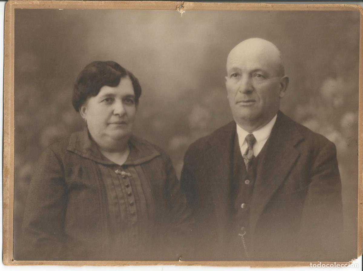 Fotograf&iacute;a antigua: FOTOGRAFIA ESTUDIO *PAREJA* - A&Ntilde;O 1925 - BASE DE CARTON, 23,5X17,5 CM