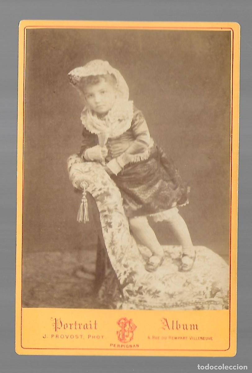 Fotograf&iacute;a antigua: E180-ANTIGUA FOTOGRAFIA DE -UNA NI&Ntilde;A CON PA&Ntilde;UELO EN UN SILLON FOTO-PERPI&Ntilde;AN - DE Pcp. DEL SIGLO XX