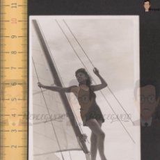 Fotografía antigua: GUAPA CHICA JOVEN EN BAÑADOR POSANDO EN BARCO VELA - FOTO ANTIGUA AÑO 1944 - ESPAÑA MUJER