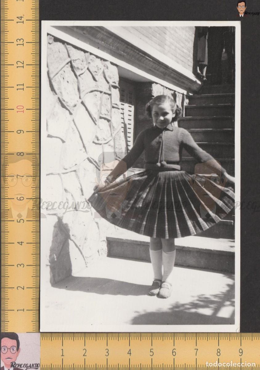Fotografia antica: SIMP&Aacute;TICA NI&Ntilde;A SONRISA POSANDO CON FALDA - FOTO ANTIGUA BLANCO NEGRO A&Ntilde;OS 50 - ESPA&Ntilde;A INFANCIA