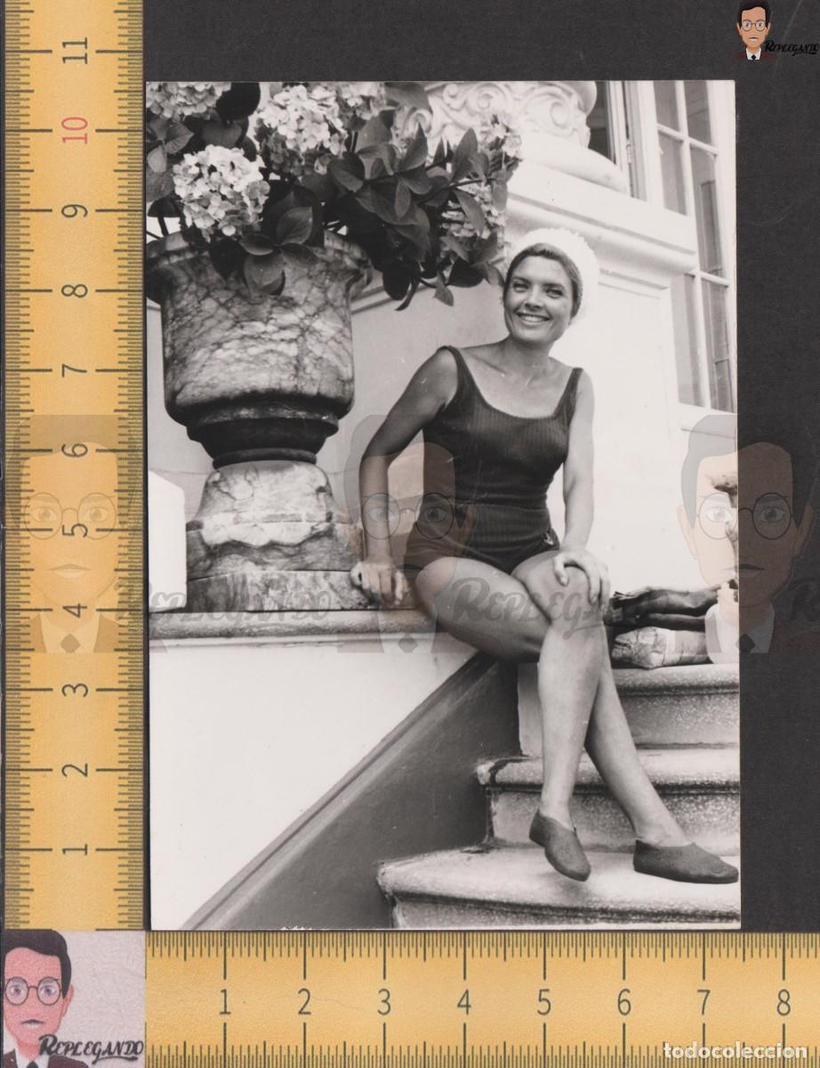 Antique Photography: GUAPA CHICA JOVEN BA&Ntilde;ADOR POSA JUNTO A MACET&Oacute;N FLORES ESCALERA - FOTO ANTIGUA A&Ntilde;OS 60 - MUJER RUBIA