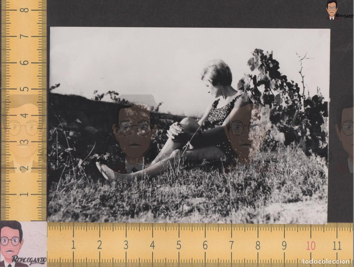 Fotografia antiga: GUAPA CHICA RUBIA POSA EN CAMPO JUNTO A VI&Ntilde;AS / FOTO ANTIGUA A&Ntilde;OS 60 / MUJER MODELO SEXY VI&Ntilde;EDO