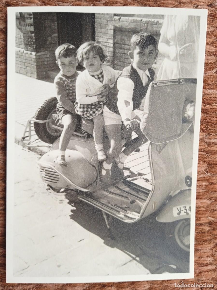 Fotograf&iacute;a antigua: NI&Ntilde;OS SOBRE VESPA