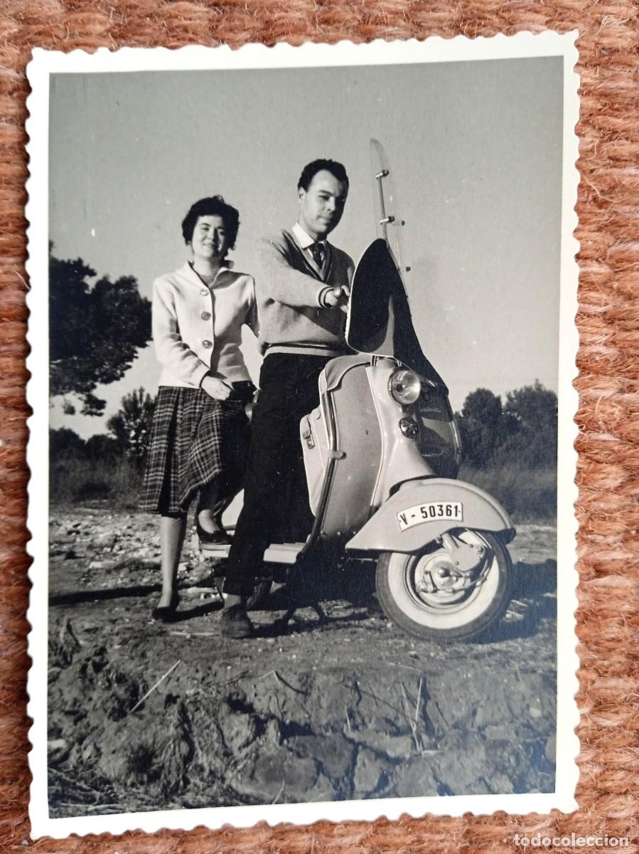 Fotograf&iacute;a antigua: PAREJA SOBRE VESPA