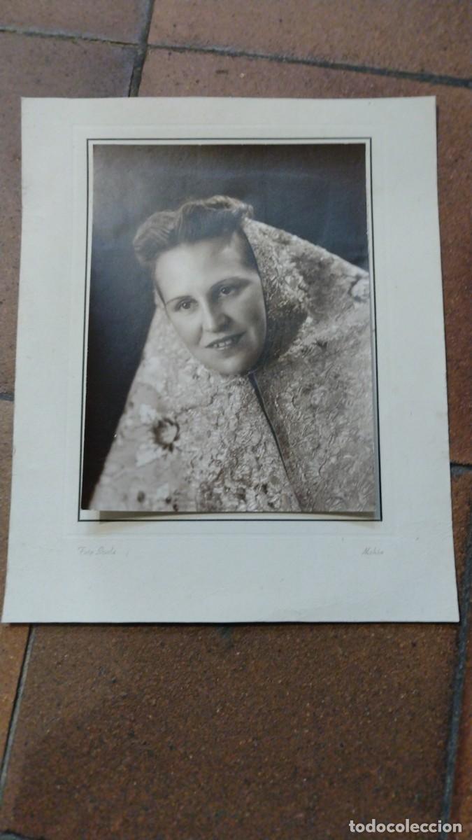 Fotograf&iacute;a antigua: Fotograf&iacute;a mujer vestida con traje regional Mahon. Foto Sturla. Baleares